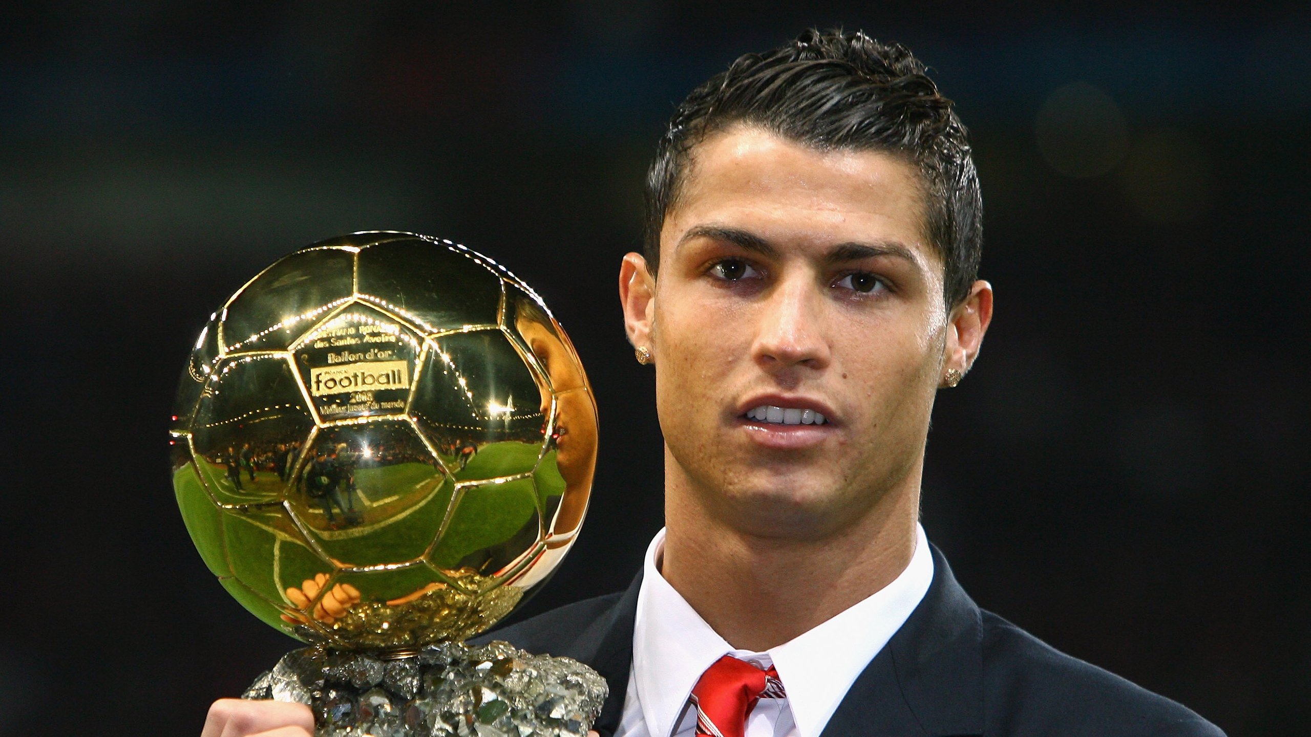 “尼古拉斯·桑特基的精准脚法，助力美洲狮队成为全球橄榄球新霸主”